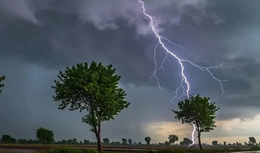 ایران بمباری کے آلودہ ذرات پاکستان تک پہنچنے کا خدشہ، مغربی علاقوں میں فضائی آلودگی کا امکان