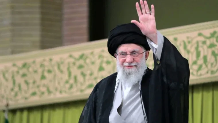 آیت اللہ خامنہ ای کی تدفین مشہد میں، قیادت سے متعلق غیر معمولی دعویٰ بھی سامنے آگیا