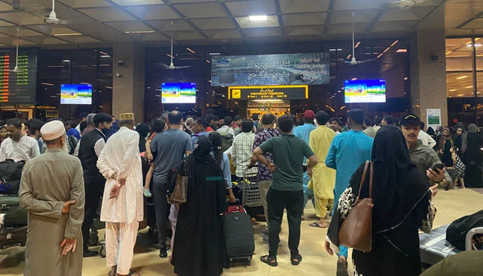 پاکستان سے مشرق وسطیٰ کی پروازیں منسوخ، آج بھی 97 فلائٹس متاثر